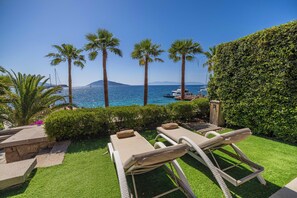 Deluxe Suite, 1 King Bed, Beachfront | Beach/ocean view