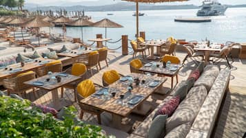 3 restaurants; breakfast, lunch and dinner served