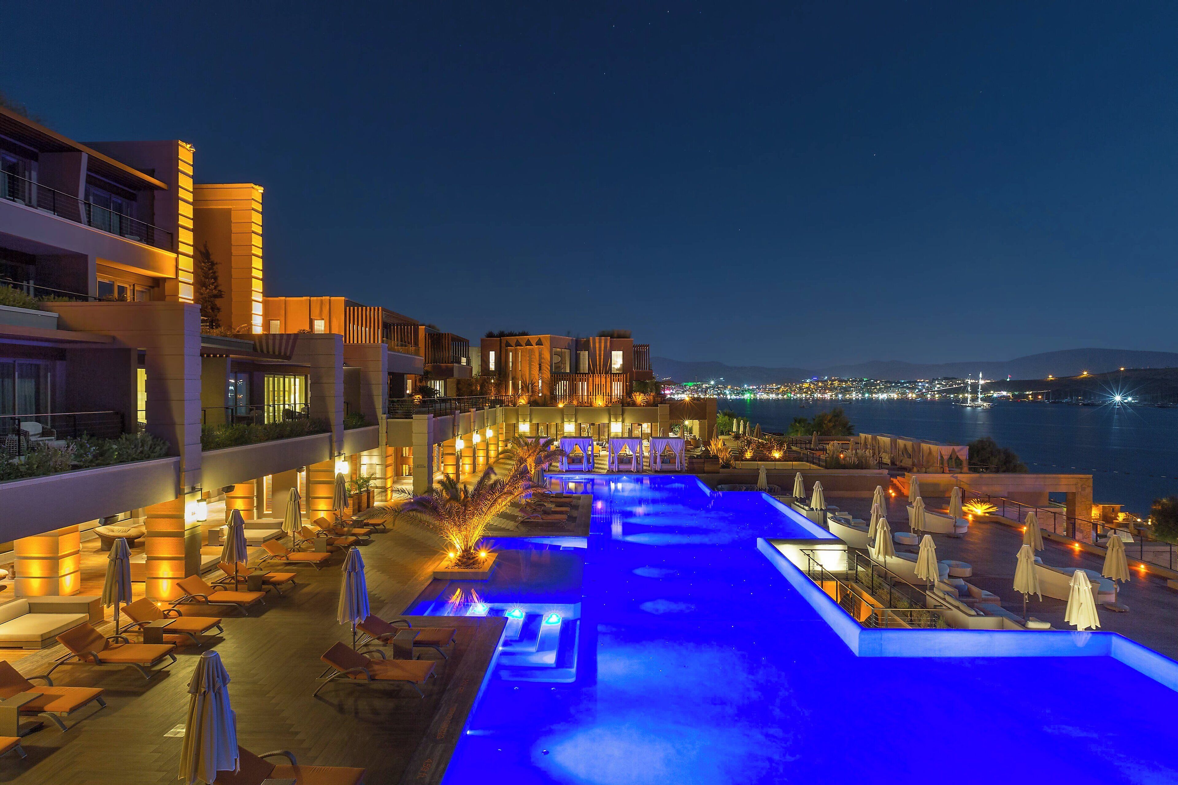 Una piscina techada, una piscina al aire libre de temporada