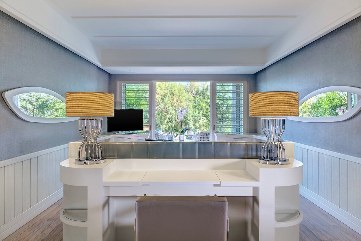 Deluxe kamer, 1 kingsize bed, balkon, uitzicht op zee | 1 slaapkamer, luxe beddengoed, donzen dekbedden