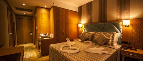 Suite | Minibar, Zimmersafe, VerdunkelungsvorhÀnge, schallisolierte Zimmer