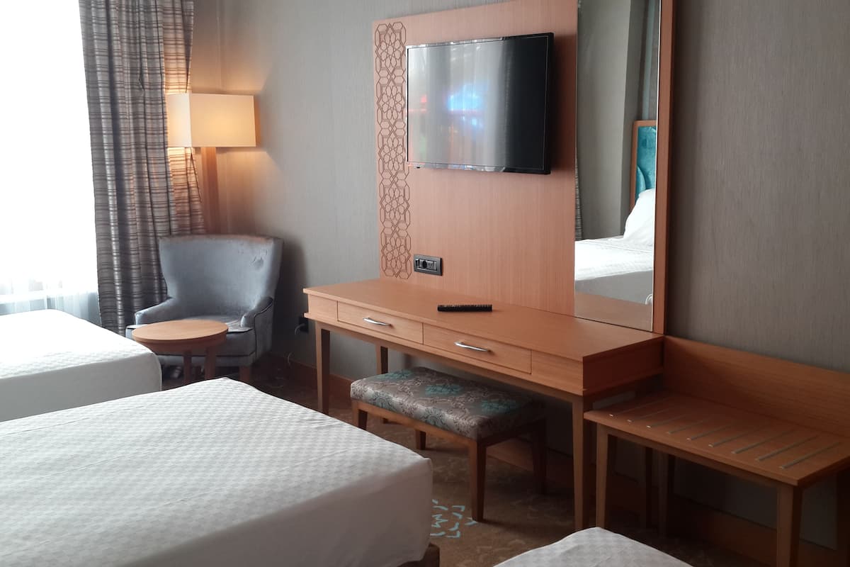 Family Room | Minibar, in-room safe, blackout drapes, soundproofing