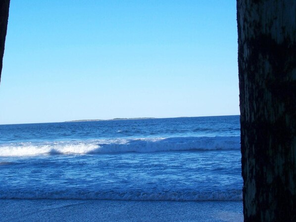 A beach with waves and a clear sky. - Copley LaReine Motel (Old Orchard Beach)