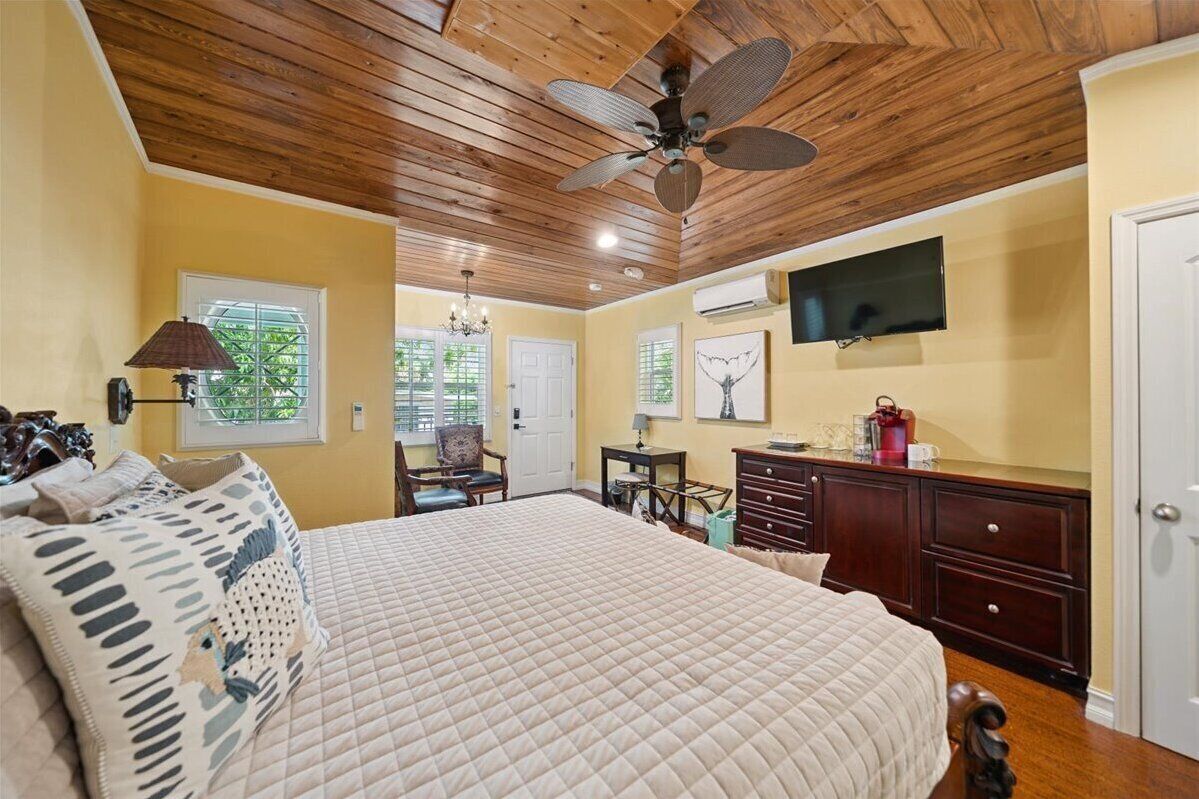 Standard Double Room, Ensuite (Golden Mango )