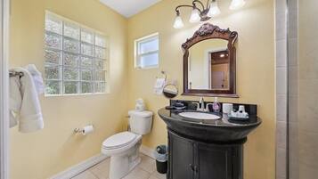 Standard Double Room, Ensuite (Golden Mango ) | Bathroom
