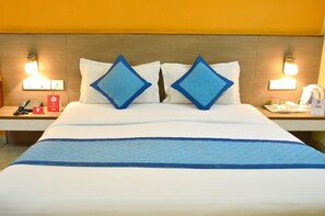 Quarto casal luxo, 1 cama de casal | Área de estar | TV LED, filmes pagos