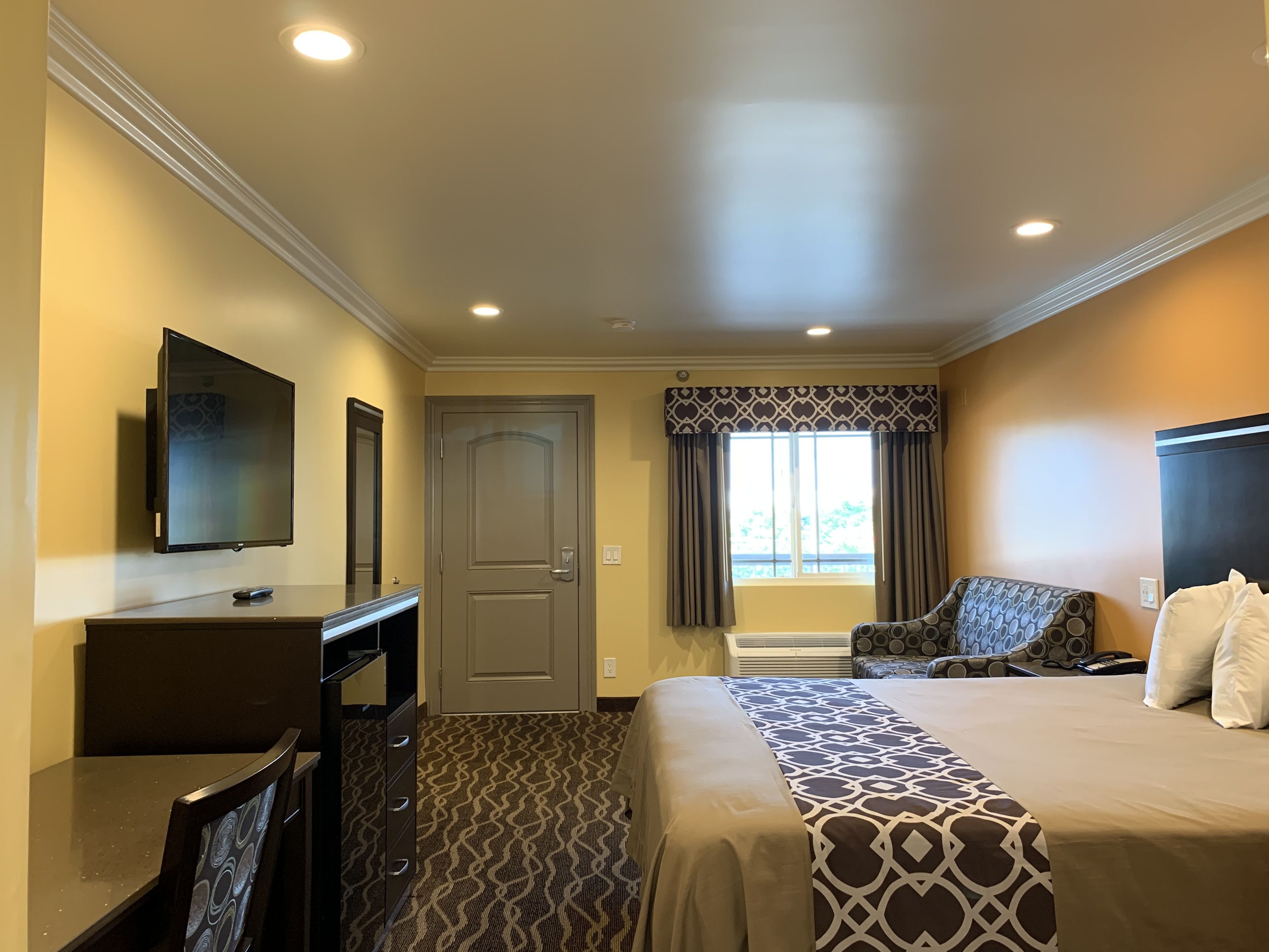 Habitación Deluxe, 1 cama King size | Cortinas blackout, tabla de planchar con plancha y wifi gratis 