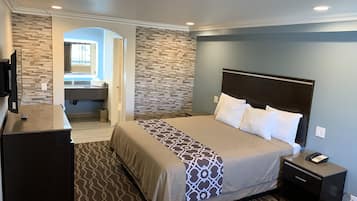 Deluxe King, Non Smoking | Blackout curtains, iron/ironing board, free WiFi, bed sheets