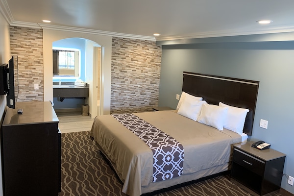 Deluxe King, Non Smoking | Blackout drapes, iron/ironing board (on request), WiFi (free)