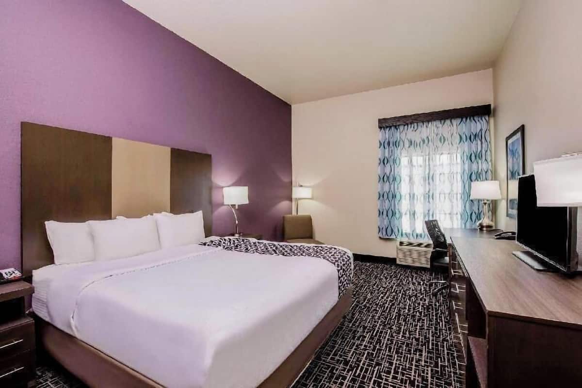 Ropa de cama de alta calidad, camas con pillow-top y escritorio