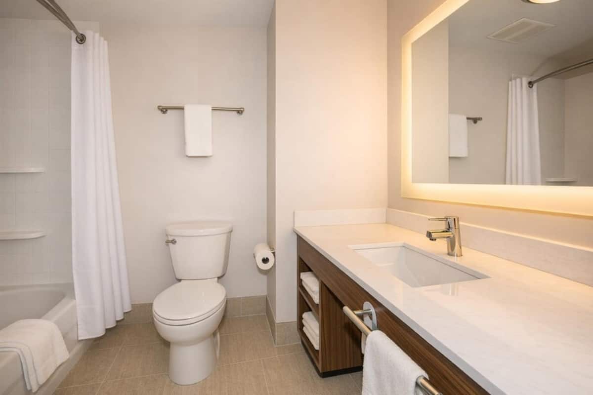 SĂšche-cheveux, serviettes fournies