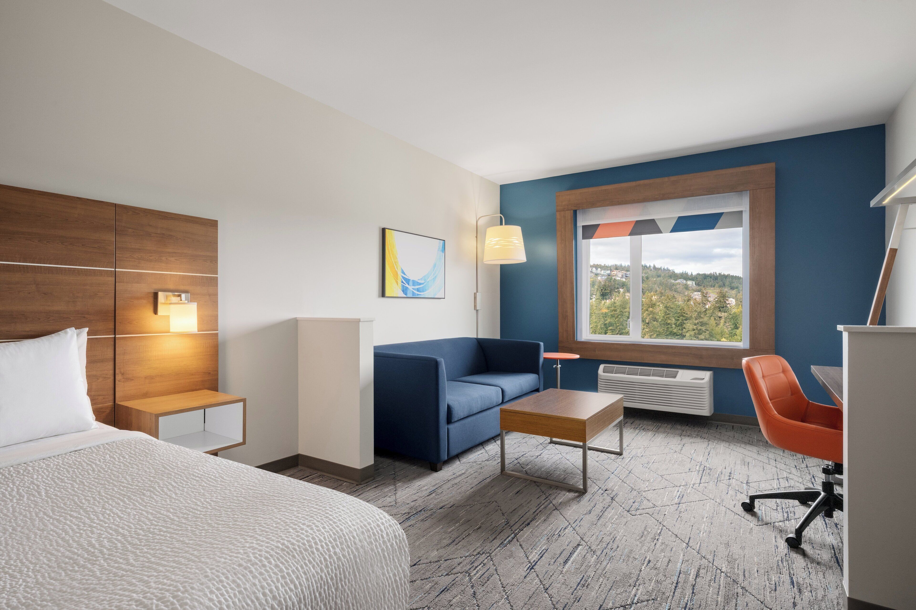 Suite, 1 très grand lit et 1 canapé-lit | Coffres-forts dans les chambres, bureau