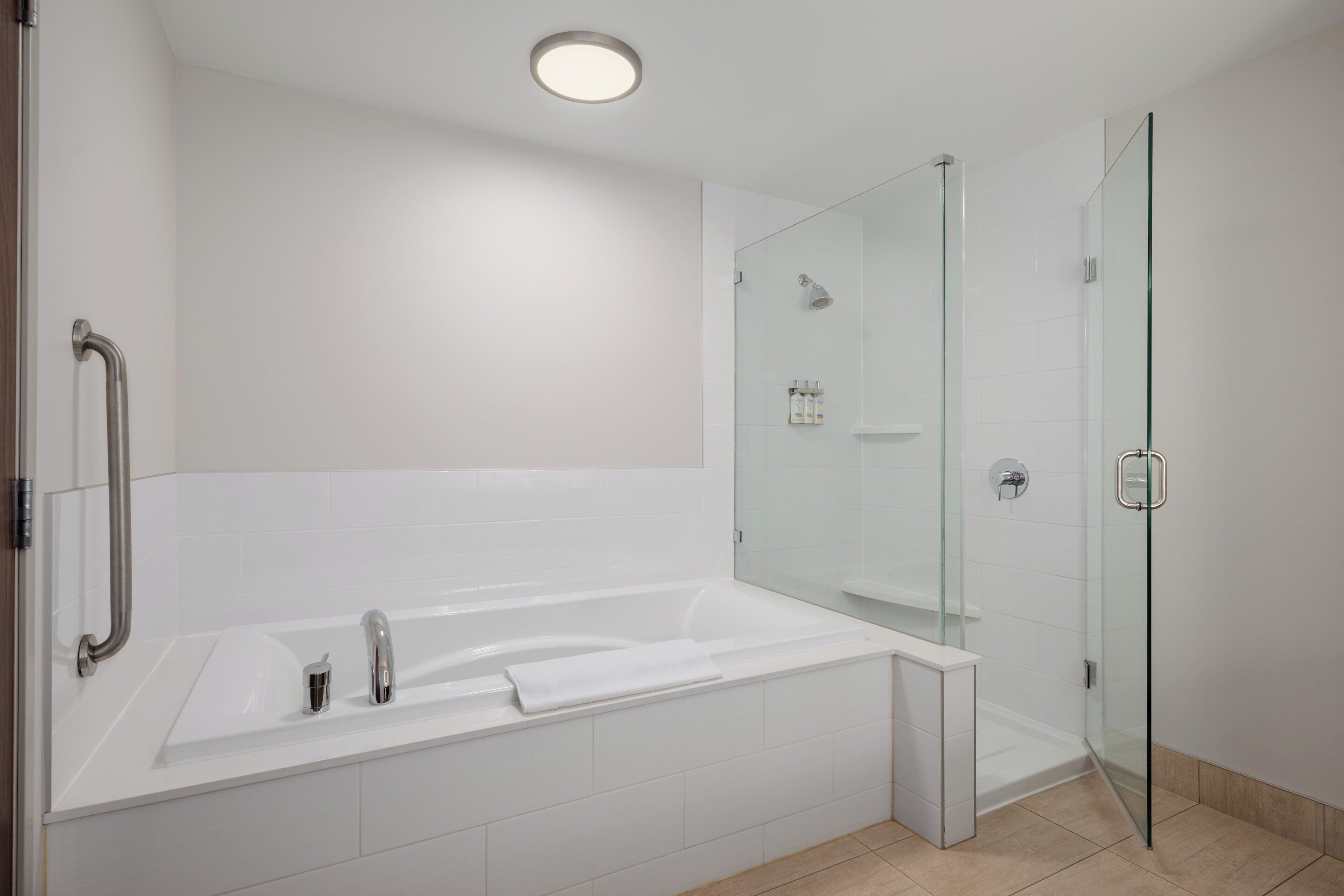 Suite, 1 très grand lit et 1 canapé-lit, baignoire à jets | Coffres-forts dans les chambres, bureau