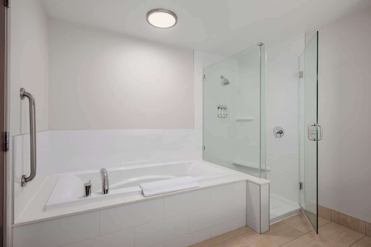 Suite, 1 trÚs grand lit et 1 canapé-lit, baignoire à jets | Coffres-forts dans les chambres, bureau
