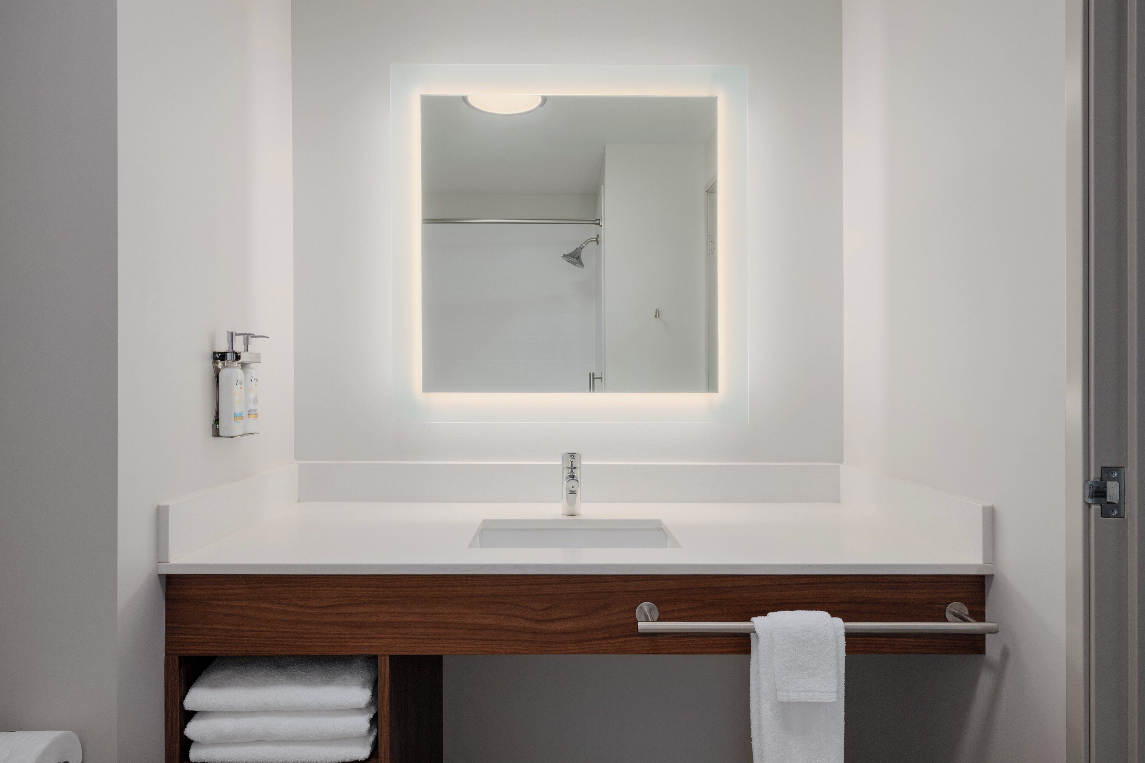 Photo - Holiday Inn Express & Suites Victoria - Colwood