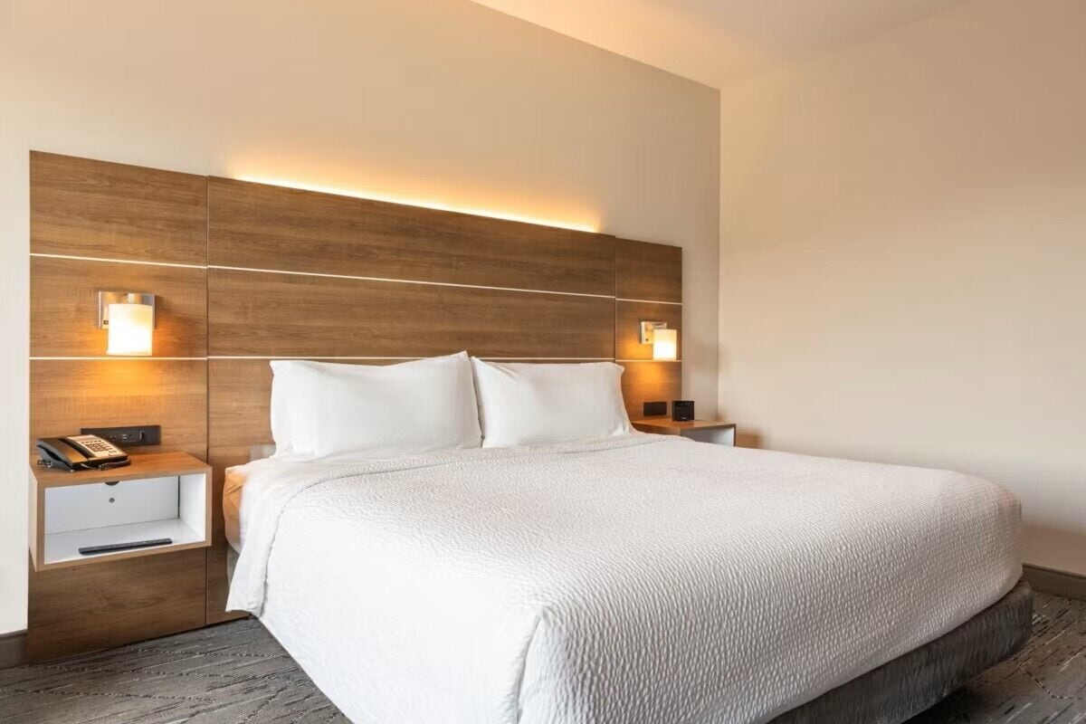 Standard Room, 1 King Bed | In-room safe, desk, laptop workspace, blackout drapes