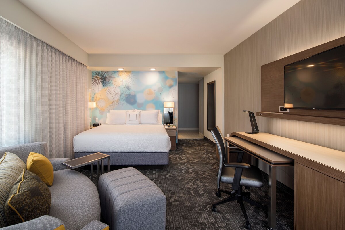Room, 1 King Bed | In-room safe, desk, blackout drapes, iron/ironing board