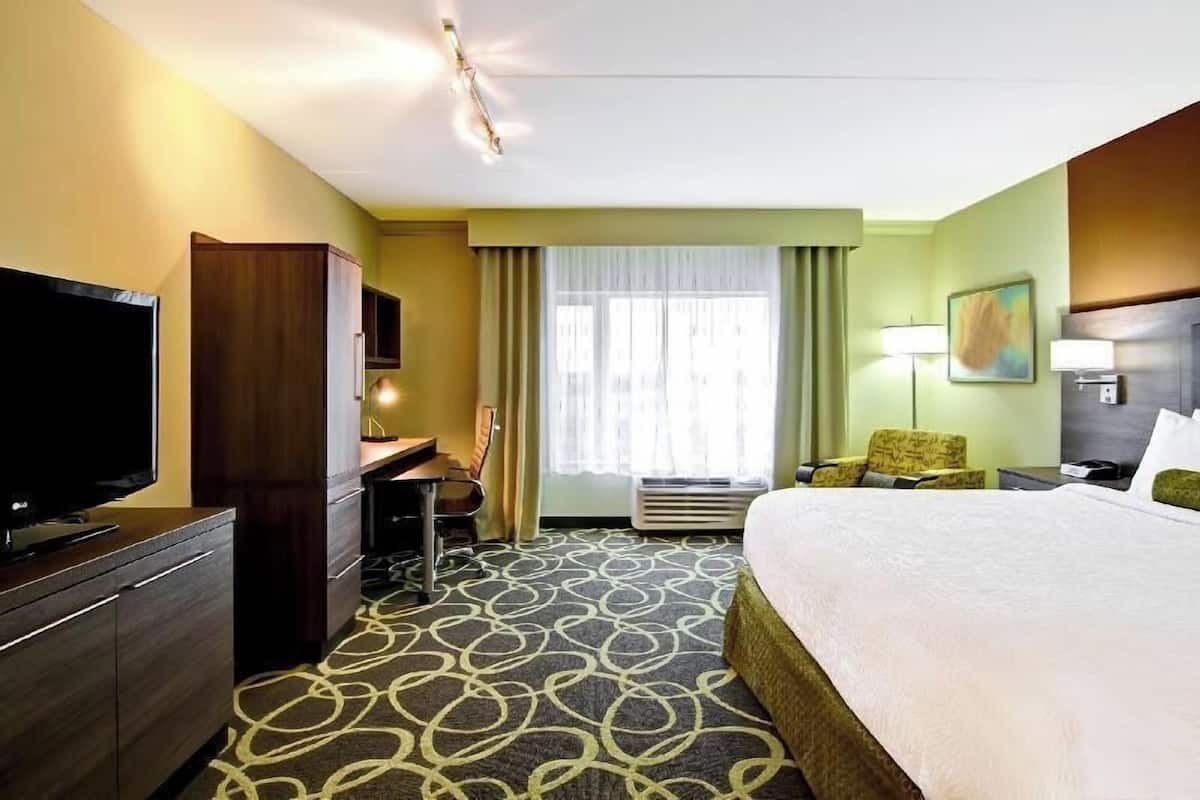 Desk, iron/ironing board, free cribs/infant beds, free WiFi