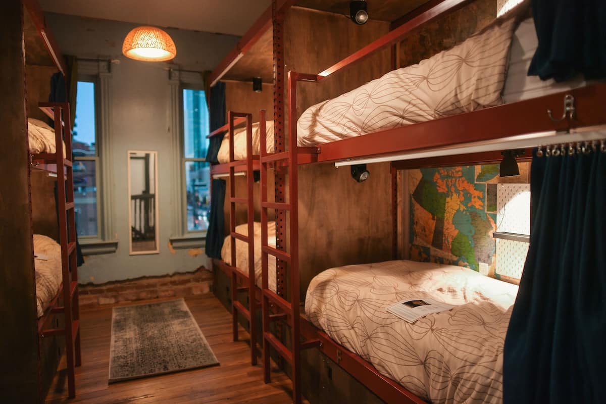Dormitorio compartido Premium, solo para mujeres | Ropa de cama de alta calidad, colchones Tempur-Pedic, cortinas opacas