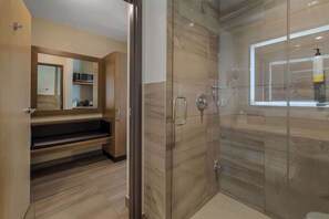 Een douche, designer toiletartikelen, een haardroger, badjassen