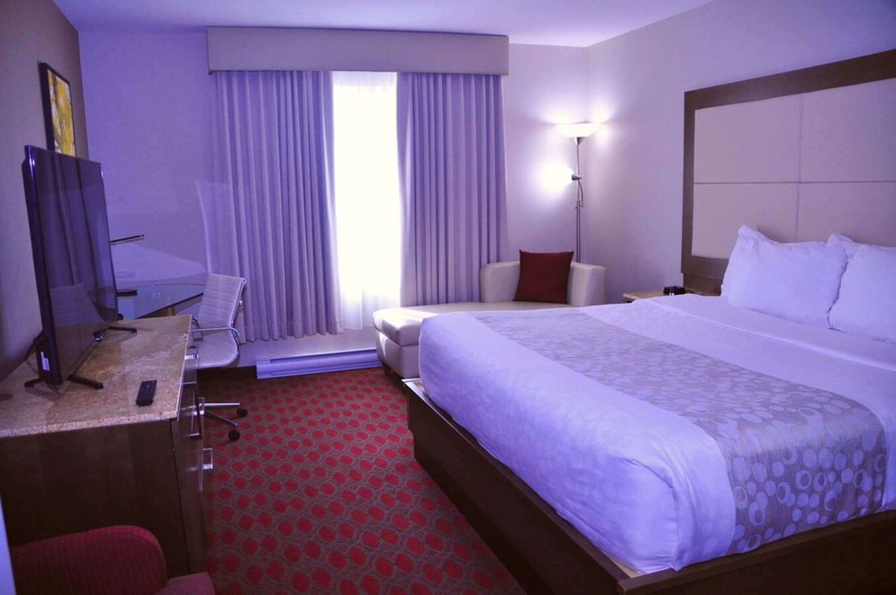 高档床上用品、加厚床垫、客房内保险箱、办公桌