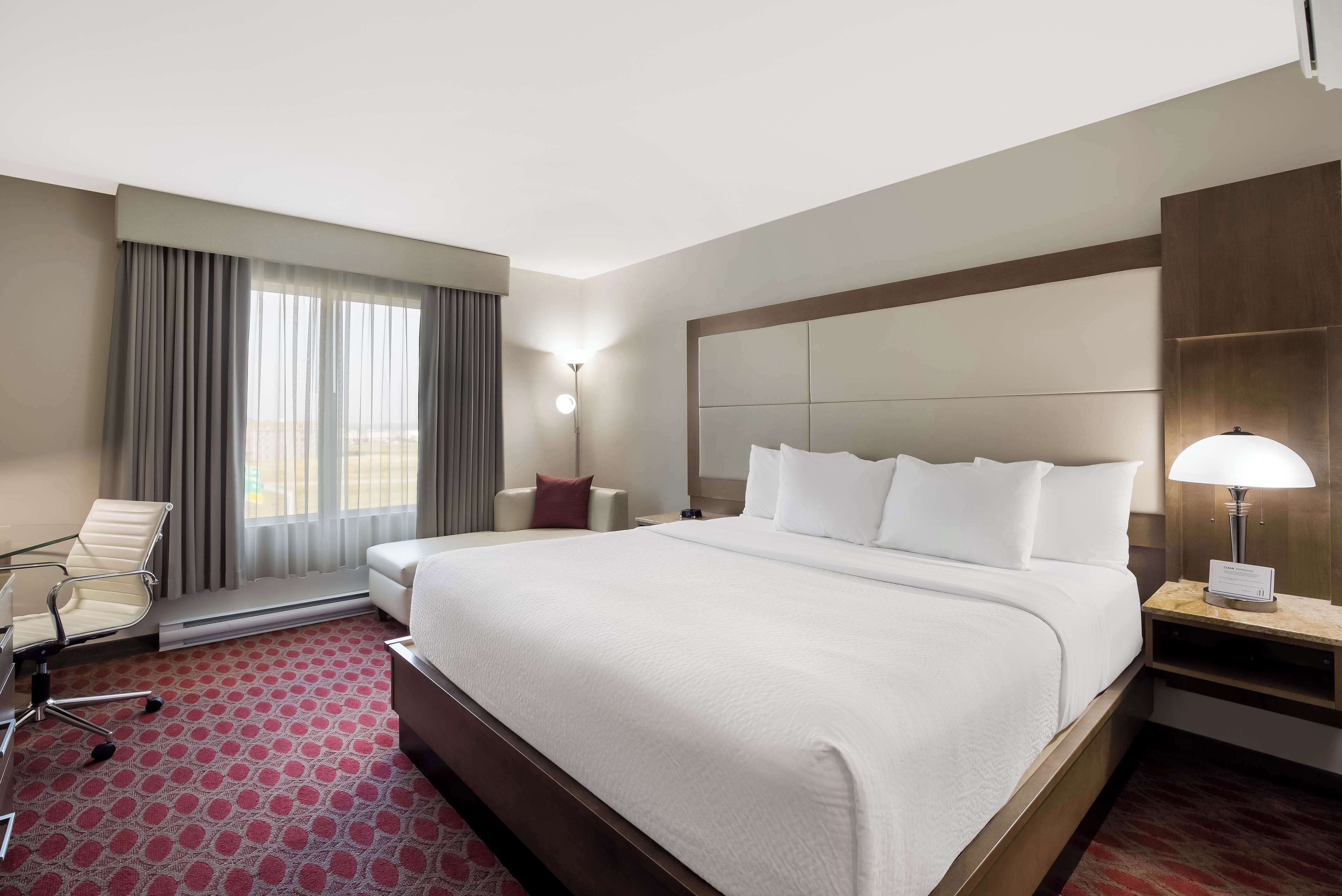 Room, 1 King Bed, Non Smoking | Premium bedding, pillowtop beds, in-room safe, desk