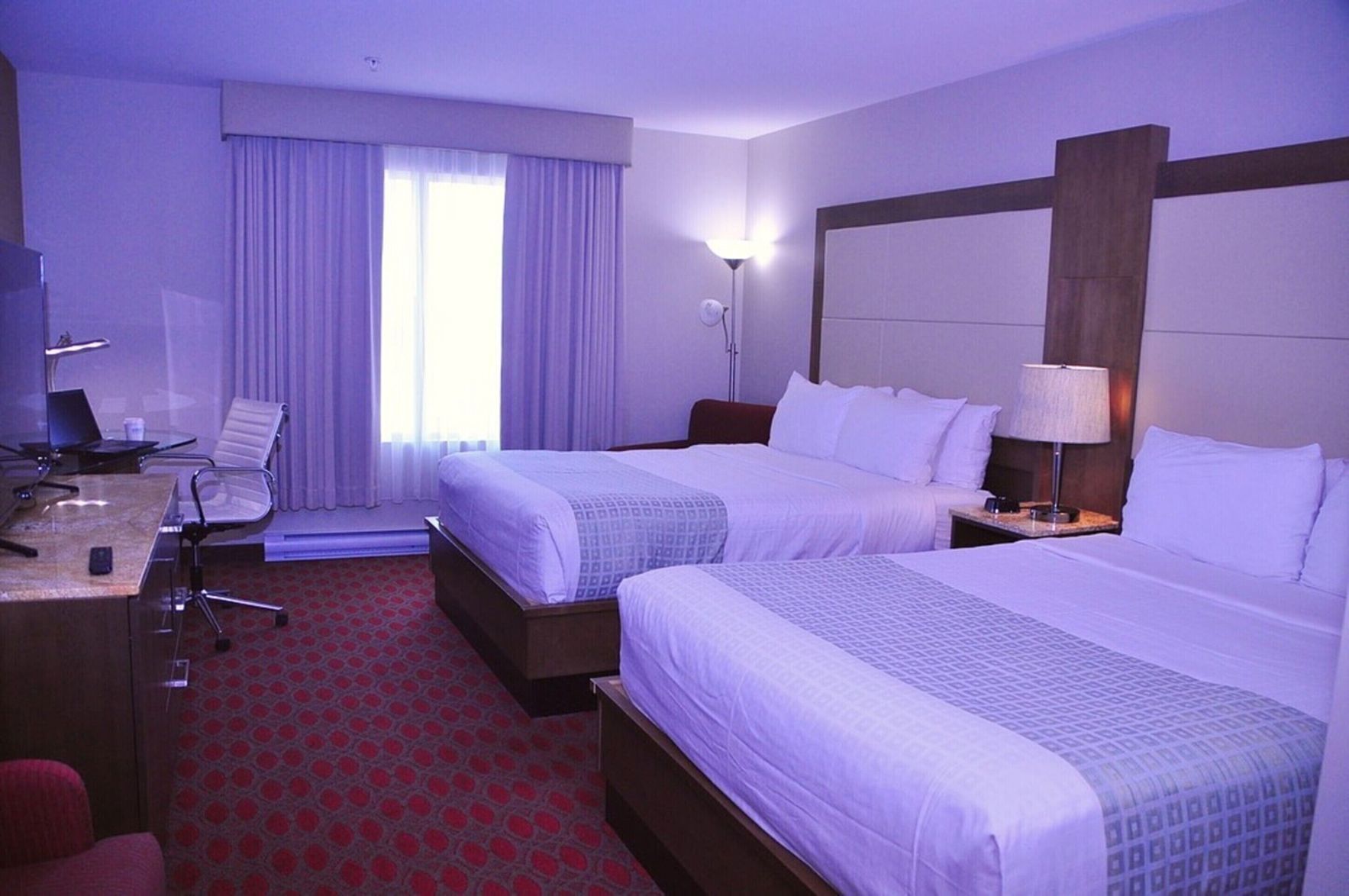 高档床上用品、加厚床垫、客房内保险箱、办公桌