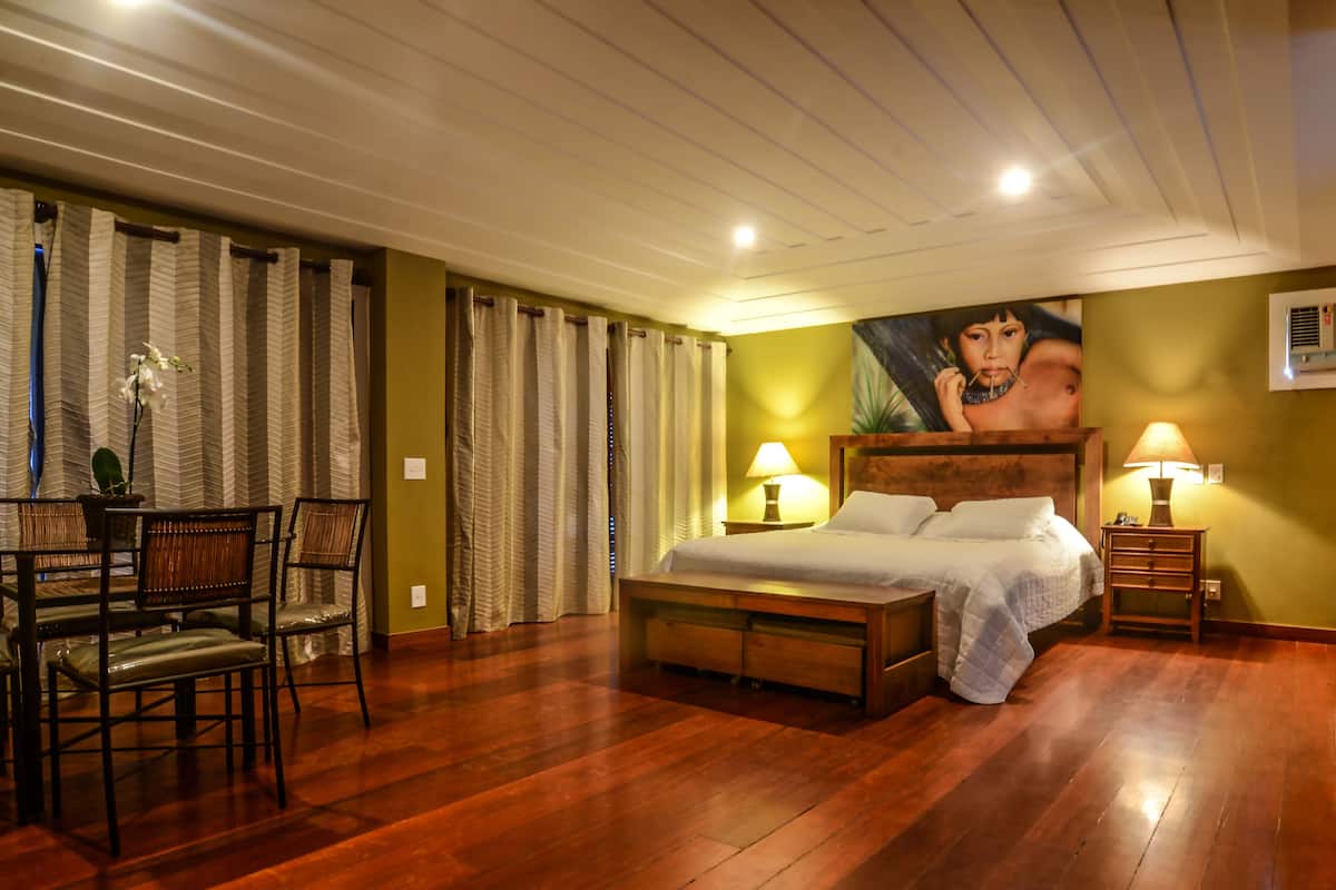 Minibar, caja de seguridad en la habitación y escritorio
