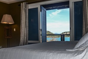 迷你吧、客房内保险箱、办公桌、遮光窗帘