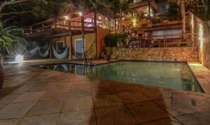 Outdoor pool, pool umbrellas, sun loungers - Apuã Ferradura (Buzios)