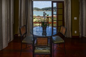 Suite Superior Duplo | Minibar, caja fuerte, escritorio y cortinas opacas