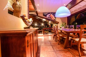 供应早餐、午餐和晚餐