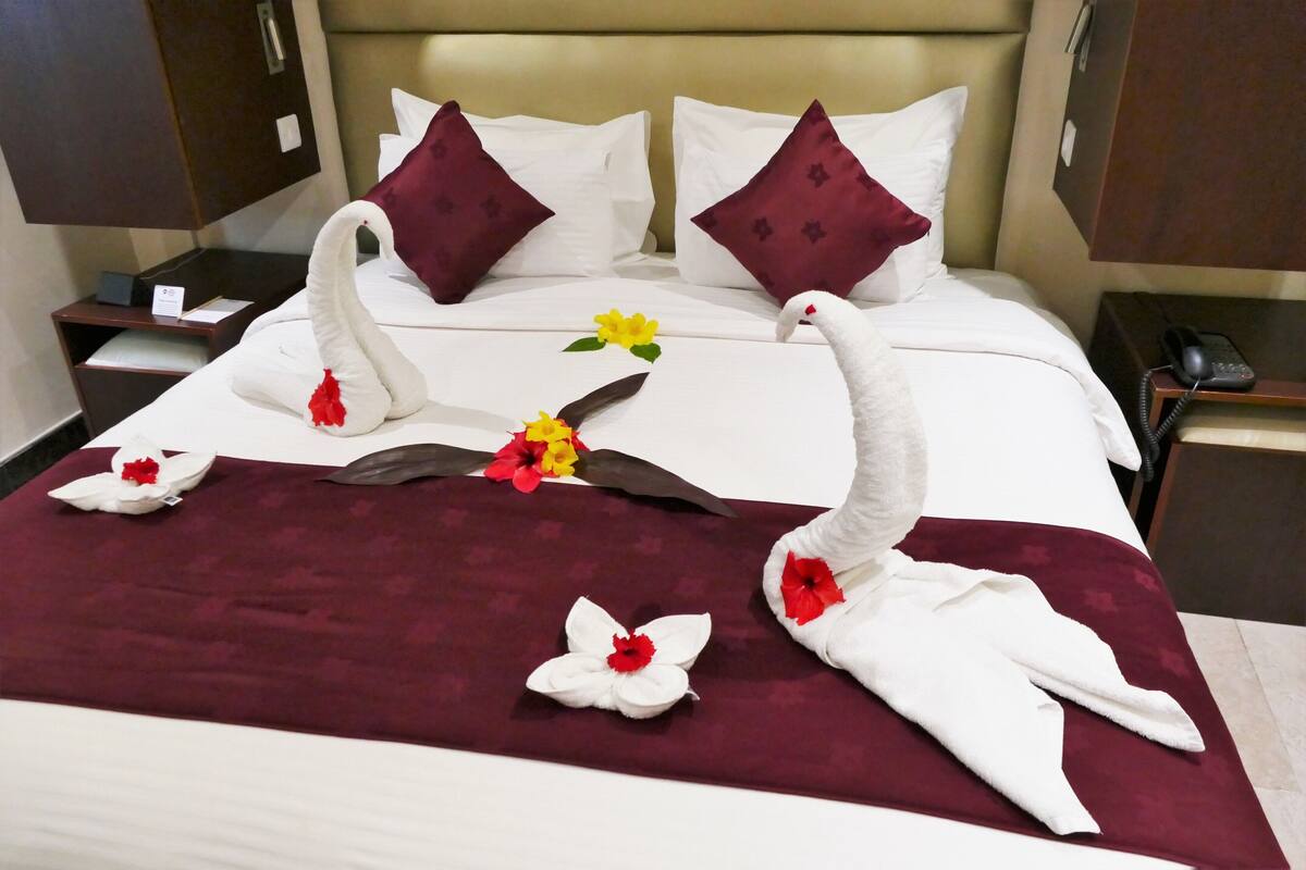 Egyptian cotton sheets, premium bedding, in-room safe, desk