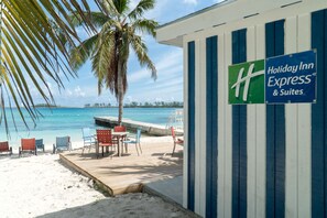 在附近的私人海滩、小屋（收费）、沙滩椅、沙滩毛巾