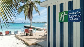 Holiday Inn Express & Suites à beira-mar, com vista para o oceano.