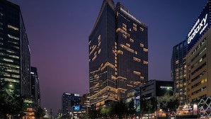 A modern high-rise building with illuminated windows and a prominent Samsung Galaxy sign. - Four Seasons Hotel Seoul (Seoul)