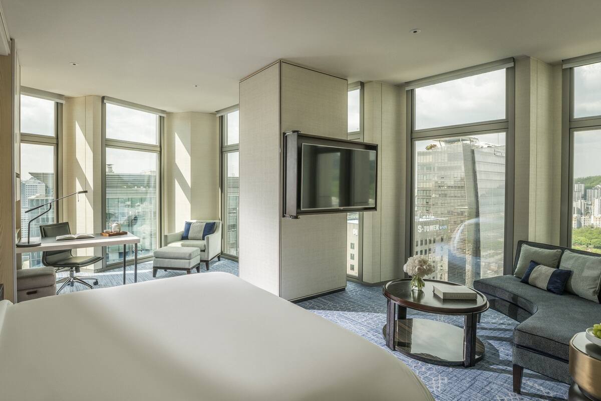 Rom – premier, 1 kingsize-seng, hjørnerom | Sengetøy av topp kvalitet, minibar, safe på rommet og skrivebord