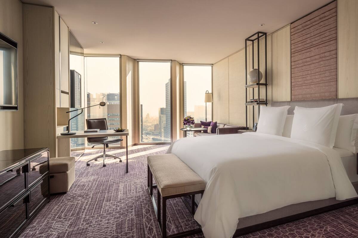 Sengetøy av topp kvalitet, minibar, safe på rommet og skrivebord