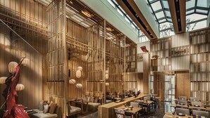 A spacious restaurant with high ceilings, wooden partitions, and modern lighting fixtures. - Four Seasons Hotel Seoul (Seoul)