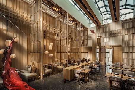 4 restaurants, breakfast, lunch, dinner served; Japanese cuisine