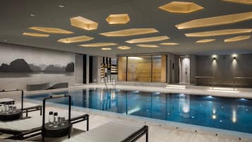 Inomhuspool och livvakter på plats