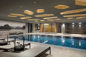 Piscine couverte, maîtres-nageurs sur place