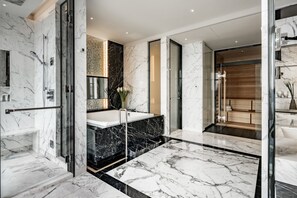 Haartrockner, Bademäntel, Hausschuhe, Bidet