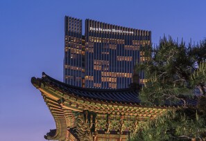 The exterior of the Four Seasons Hotel with traditional Korean architecture and modern building above. - Four Seasons Hotel Seoul (Seoul)
