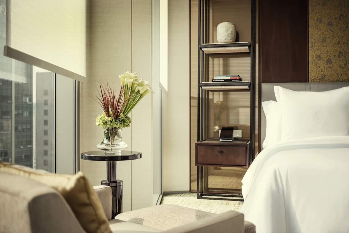 Sengetøy av topp kvalitet, minibar, safe på rommet og skrivebord