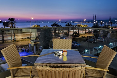 Porche. Hilton Garden Inn Izmir Bayrakli