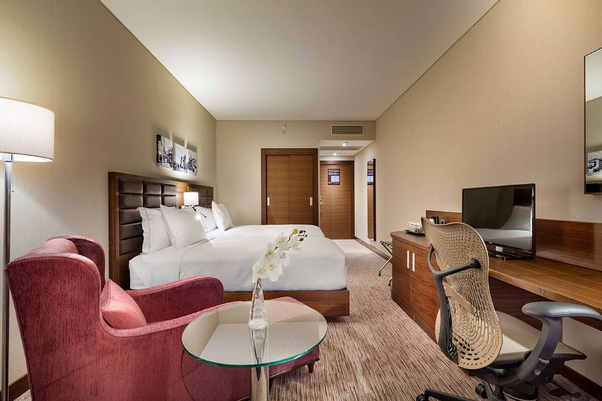 Kaliteli yatak takımı, minibar, odada kasa, masa 