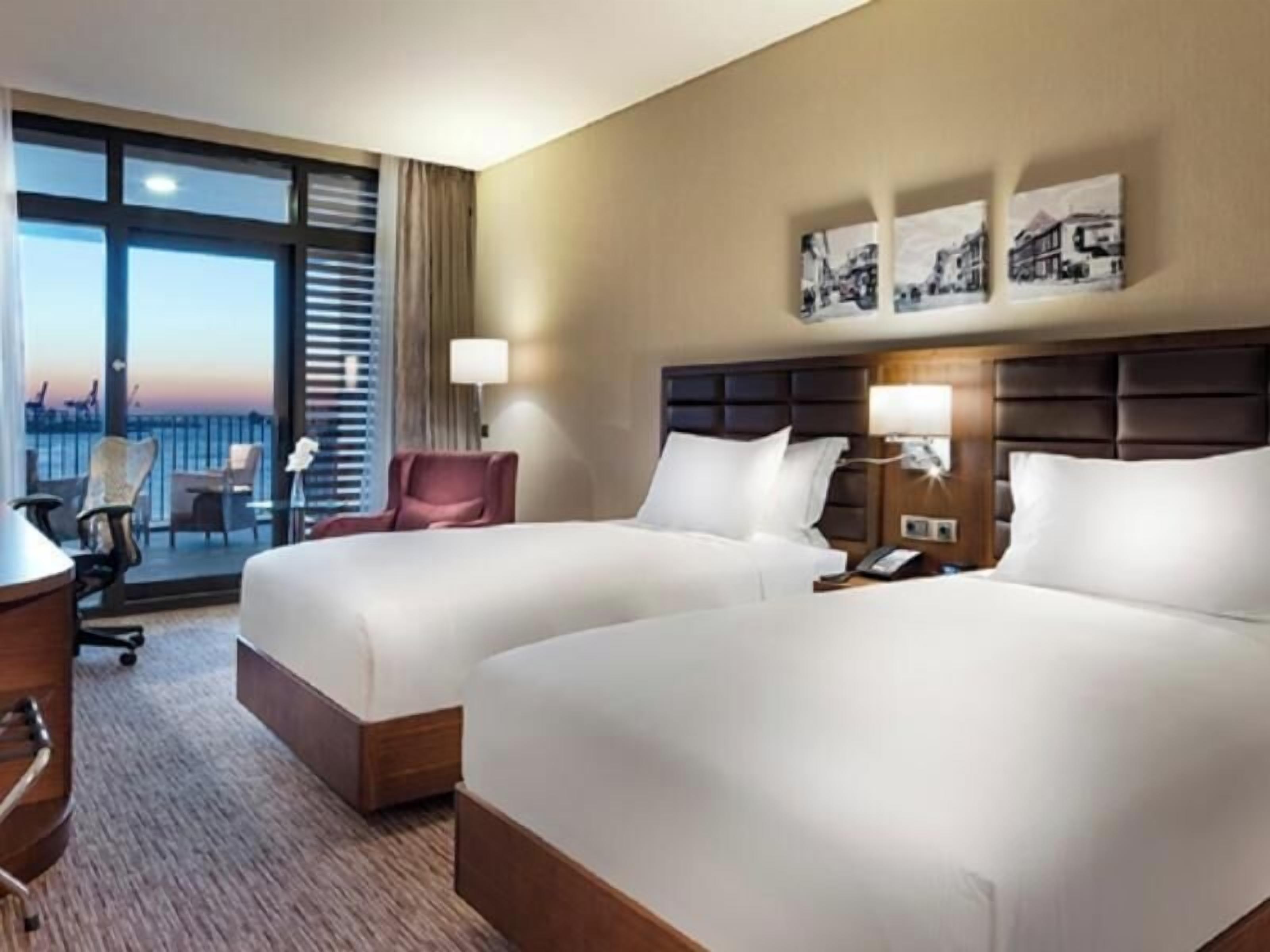 Ropa de cama de alta calidad y minibar 