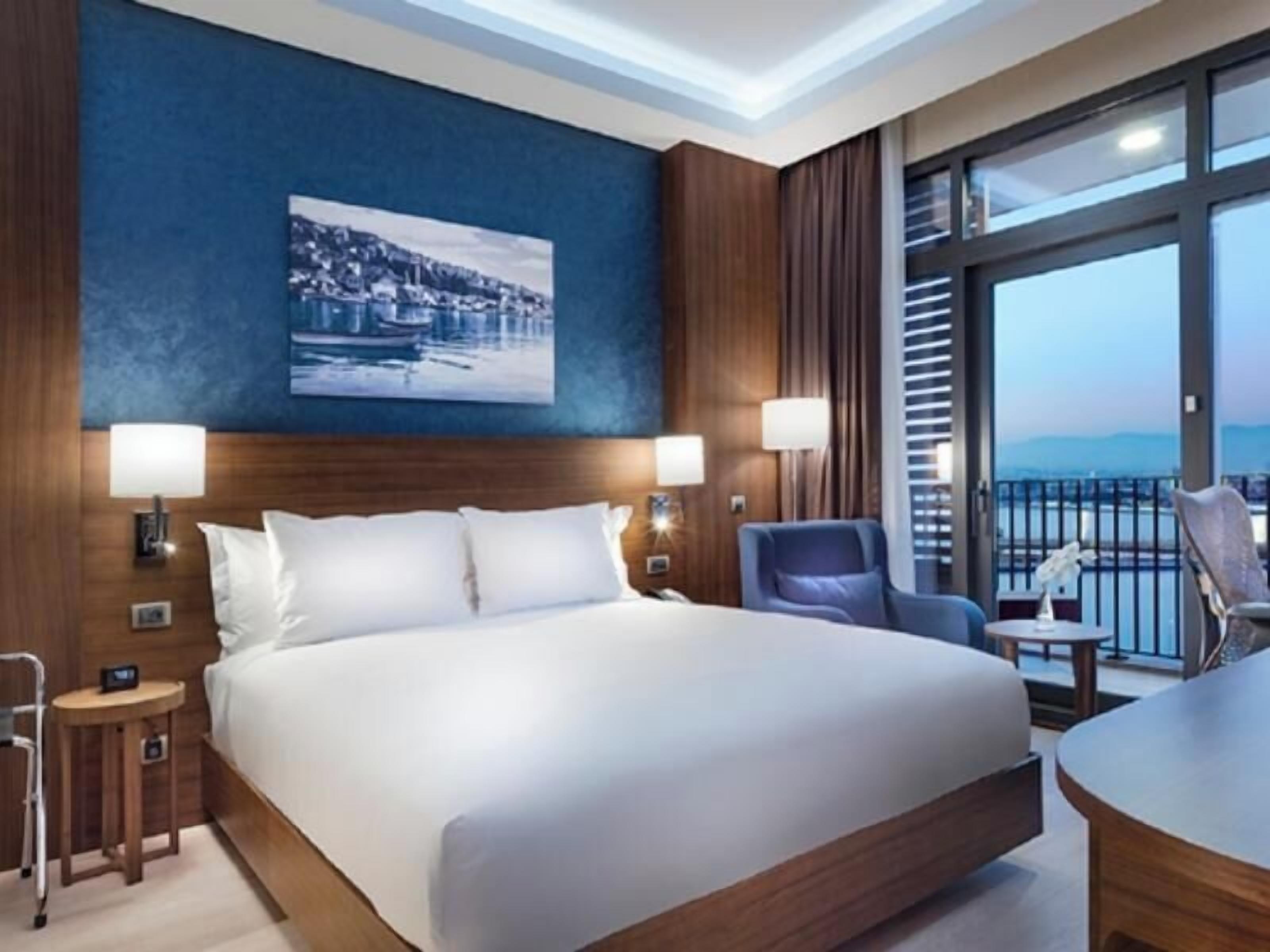 Ropa de cama de alta calidad y minibar 