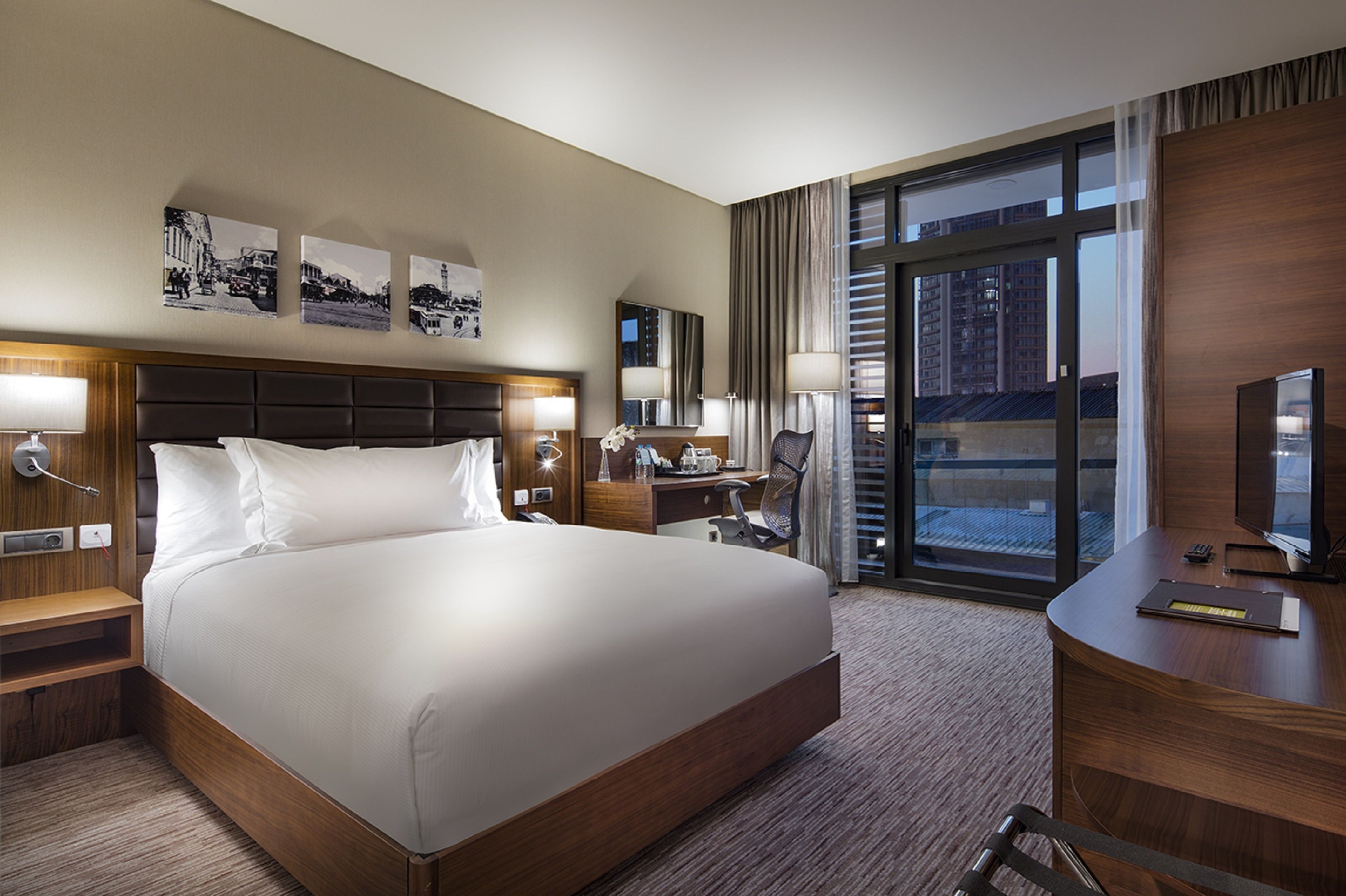 room, 1 king bed | premium bedding, minibar, in-room safe, desk
